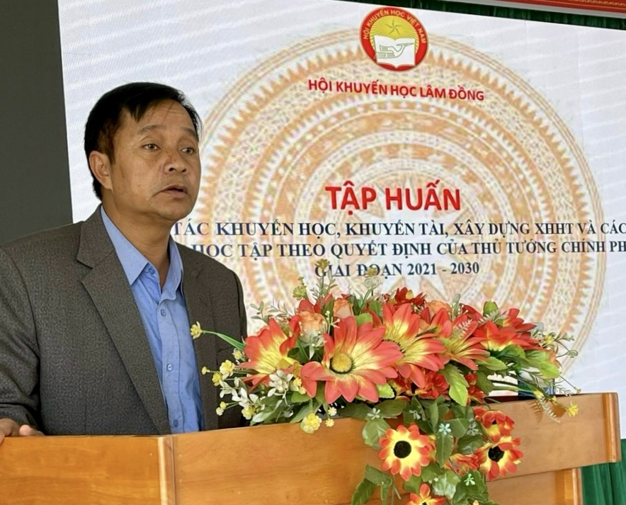 ông Cil Poh – Phó Chủ tịch UBND huyện, Trưởng Ban Chỉ đạo xây dựng XHHT huyện Lạc Dương phát biể khai mạc hội nghị