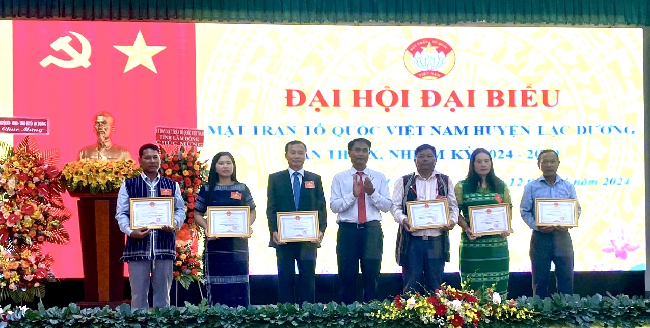 Đồng chí Ya Tiong - Phó Bí thư Thường trực Huyện ủy trao bằng khen của UBND huyện cho các tập thể