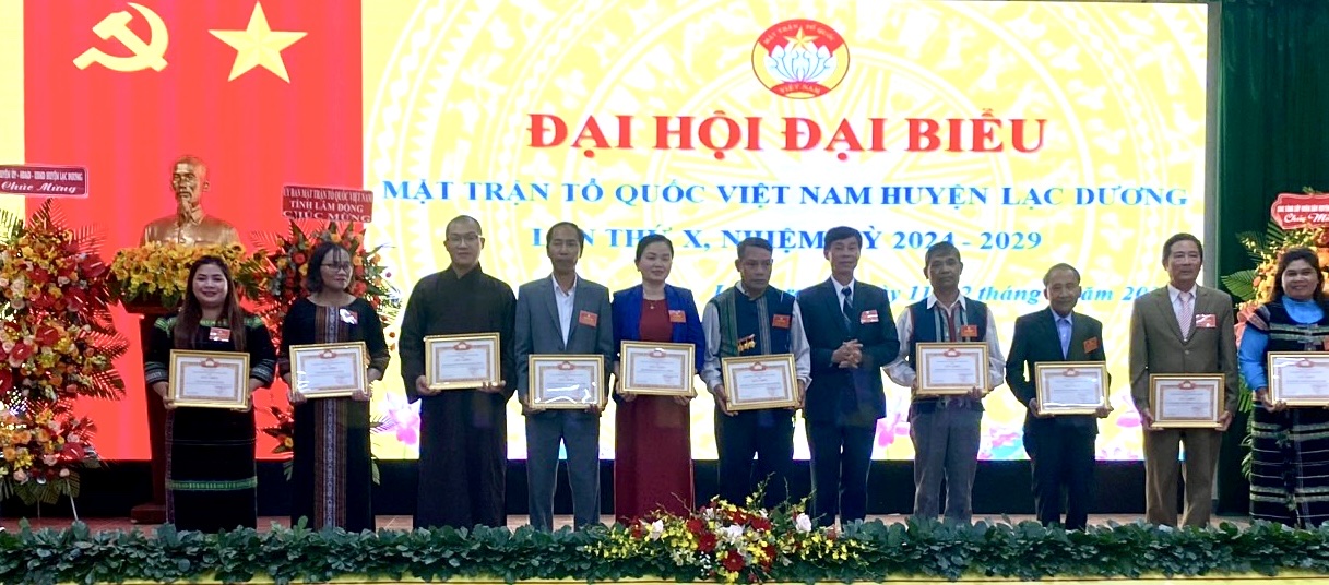 Chủ tịch Ủy ban MTTQ Việt Nam huyện Lạc Dương khóa IX NGuyễn Đình Tiến trao giấy khen của Ủy ban MMTQ huyện chyo các tập thể