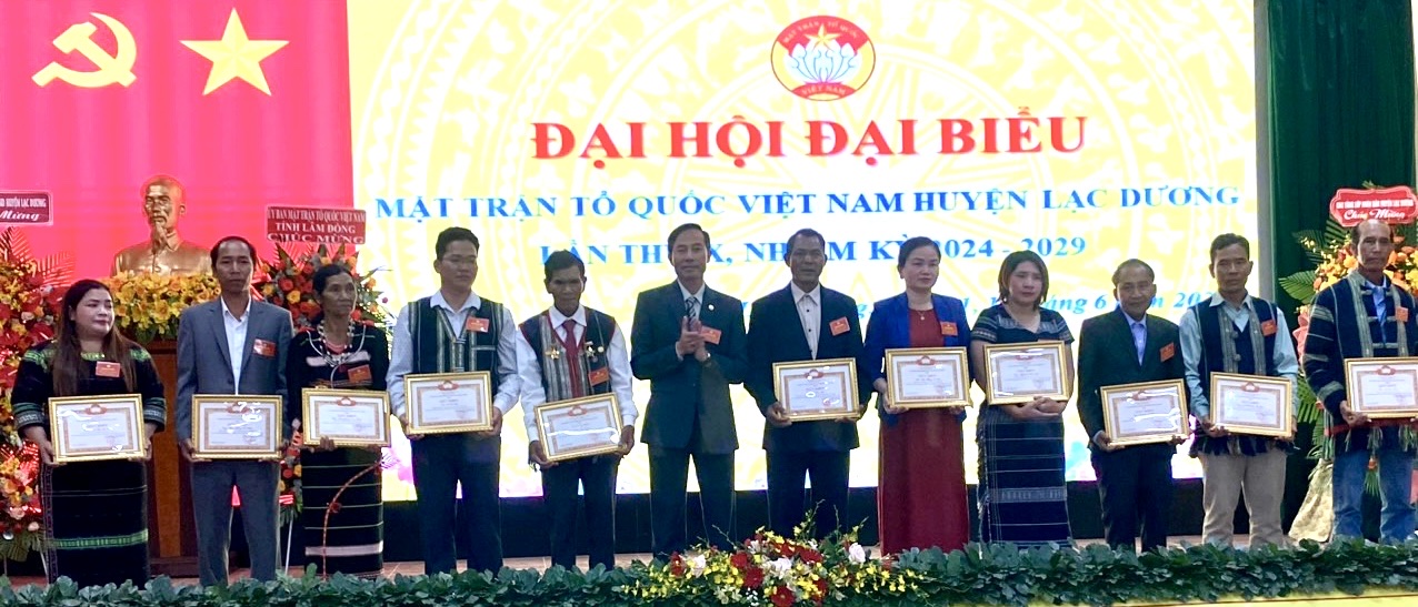 Chủ tịch Ủy ban MTTQ Việt Nam huyện Lạc Dương khóa X Bùi Văn Thụy tặng giấy khen của Ủy ban MTTQ Việt Nam huyện cho các cá nhân
