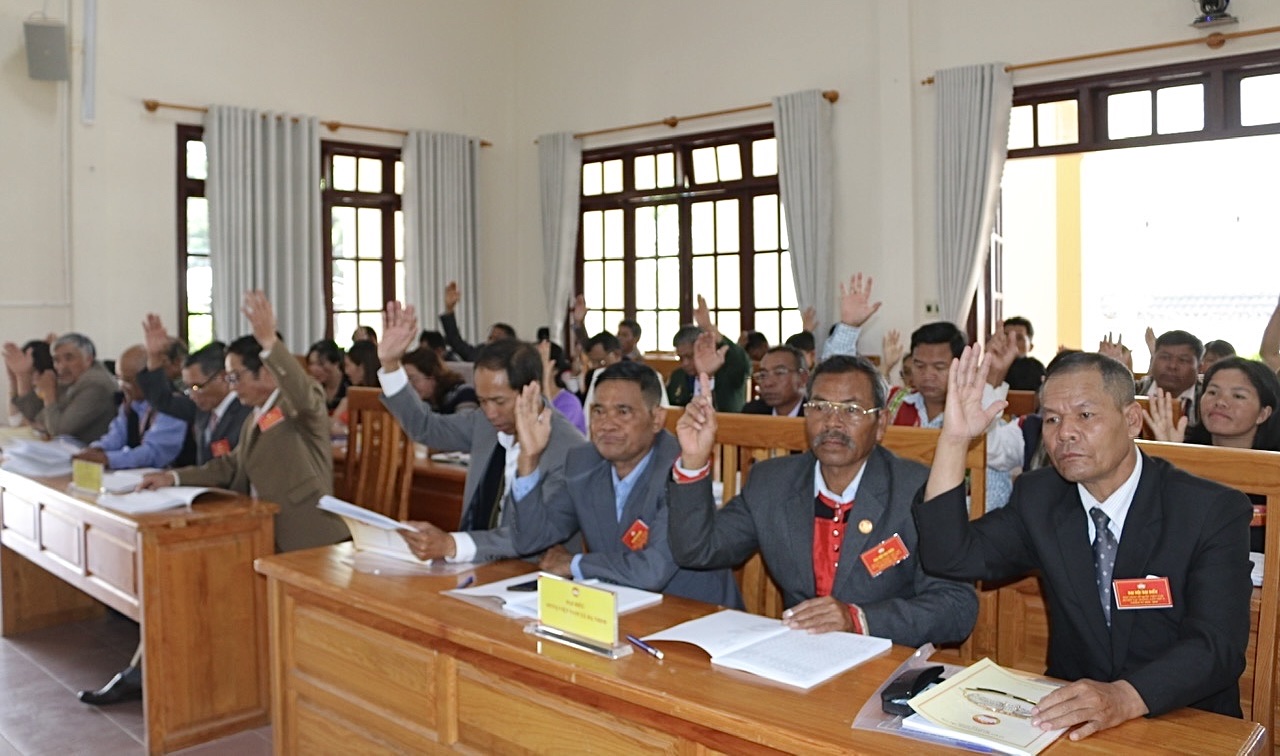 Các đại biểu biểu quyết thống nhất về cơ cấu, thành phần và Số lượng ủy viên Ủy ban MTTQVN huyện khóa 10 
