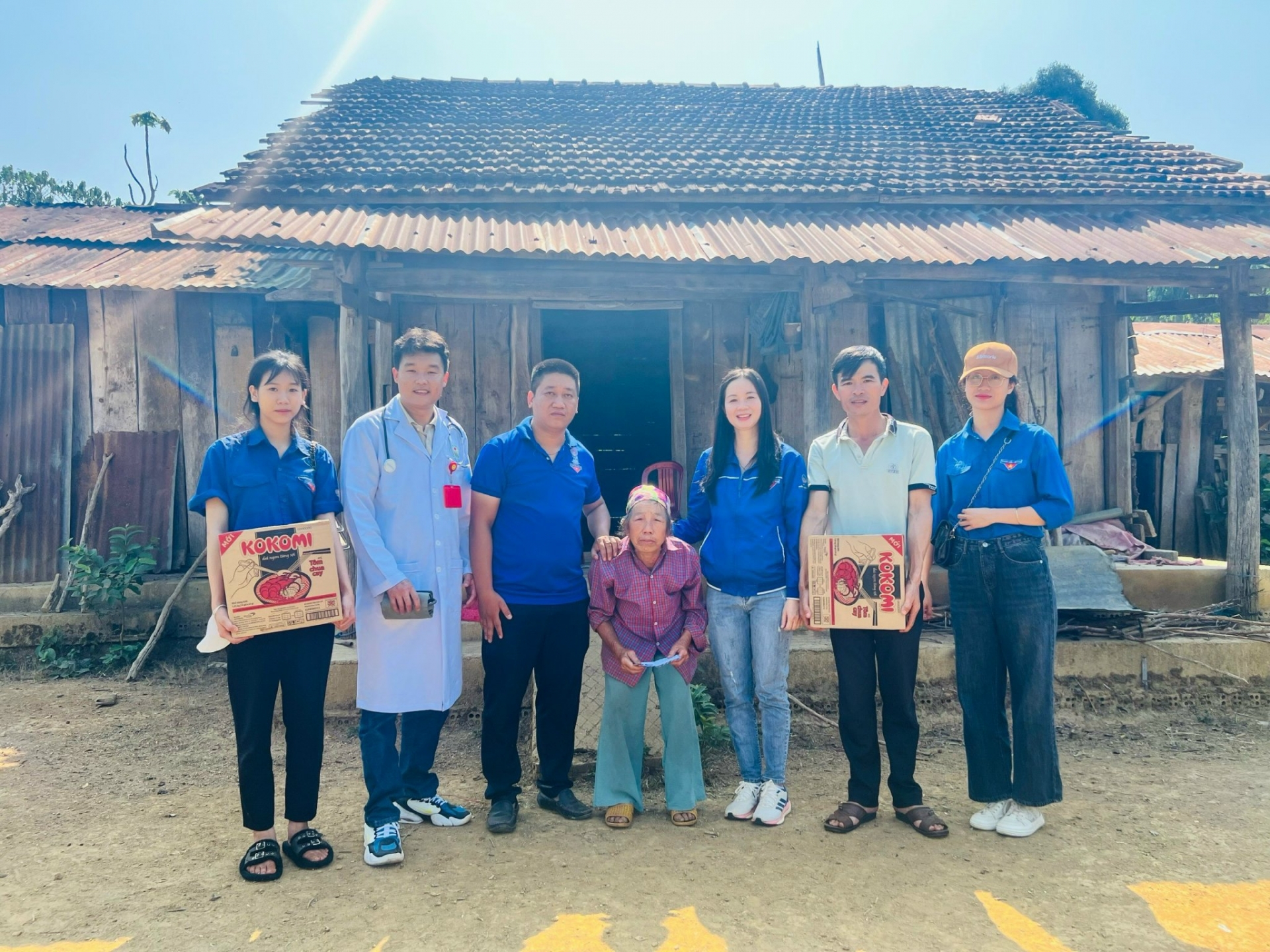 Huyện đoàn Lâm Hà phối hợp tỏ chức chương trình khám bệnh, cấp phát thuốc miễn phí cho bà con vùng sâu, vùng xa trên địa bàn