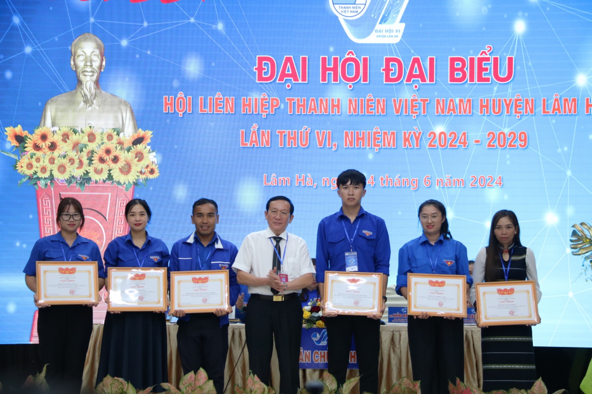 Đồng chí Nguyễn Văn Hoàng - Chủ tịch UBND huyện trao giấy khen cho các tập thể