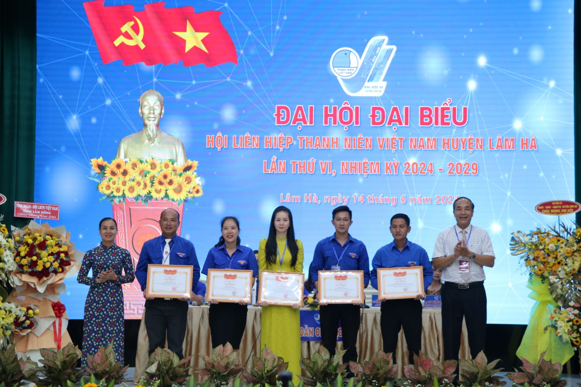 Trao giấy khen của UBND huyện Lâm Hà cho các cá nhân