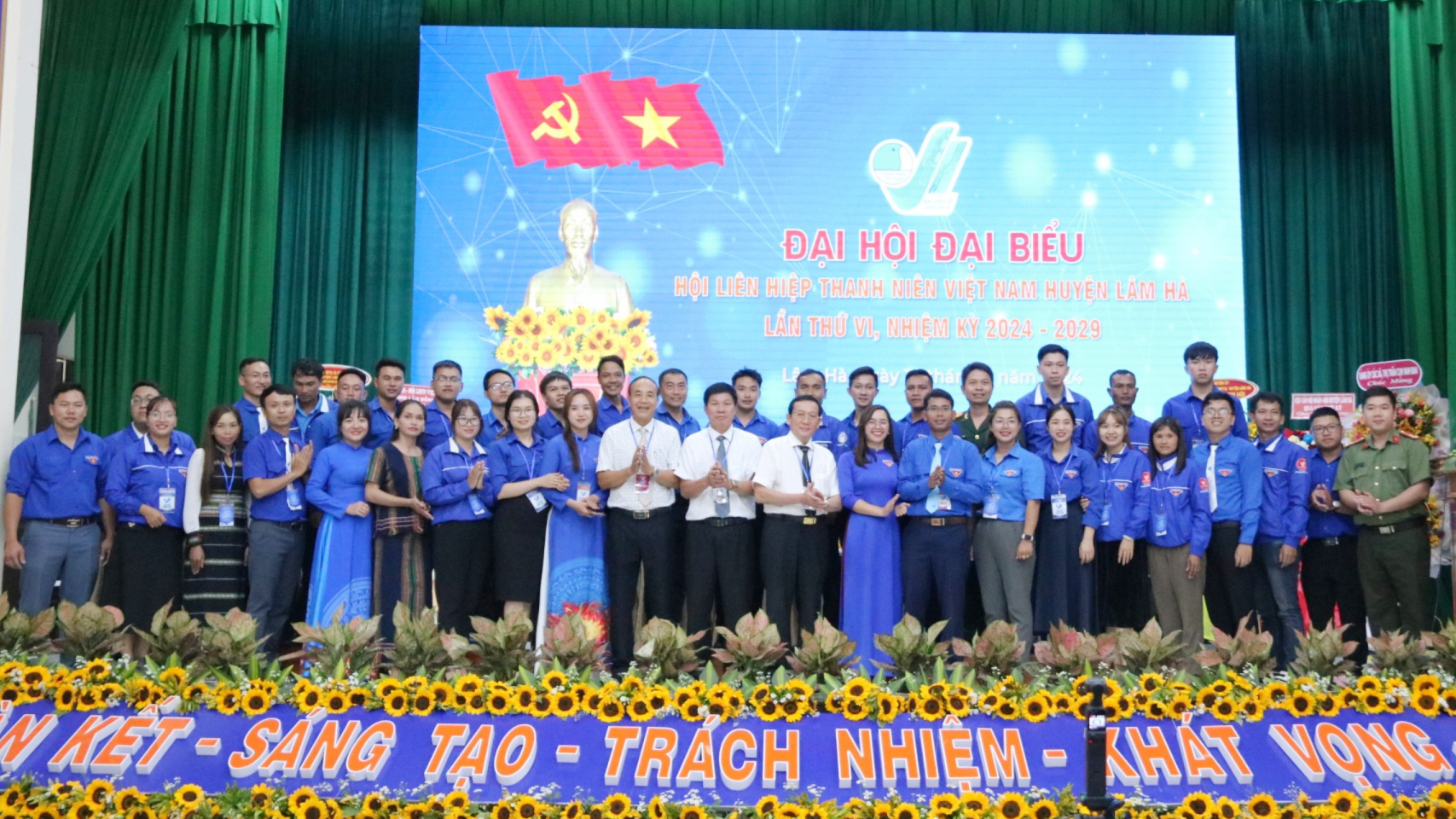 Các đồng chí Ủy ban Hội LHTN Việt Nam huyện Lâm Hà khóa VI ra mắt Đại hội