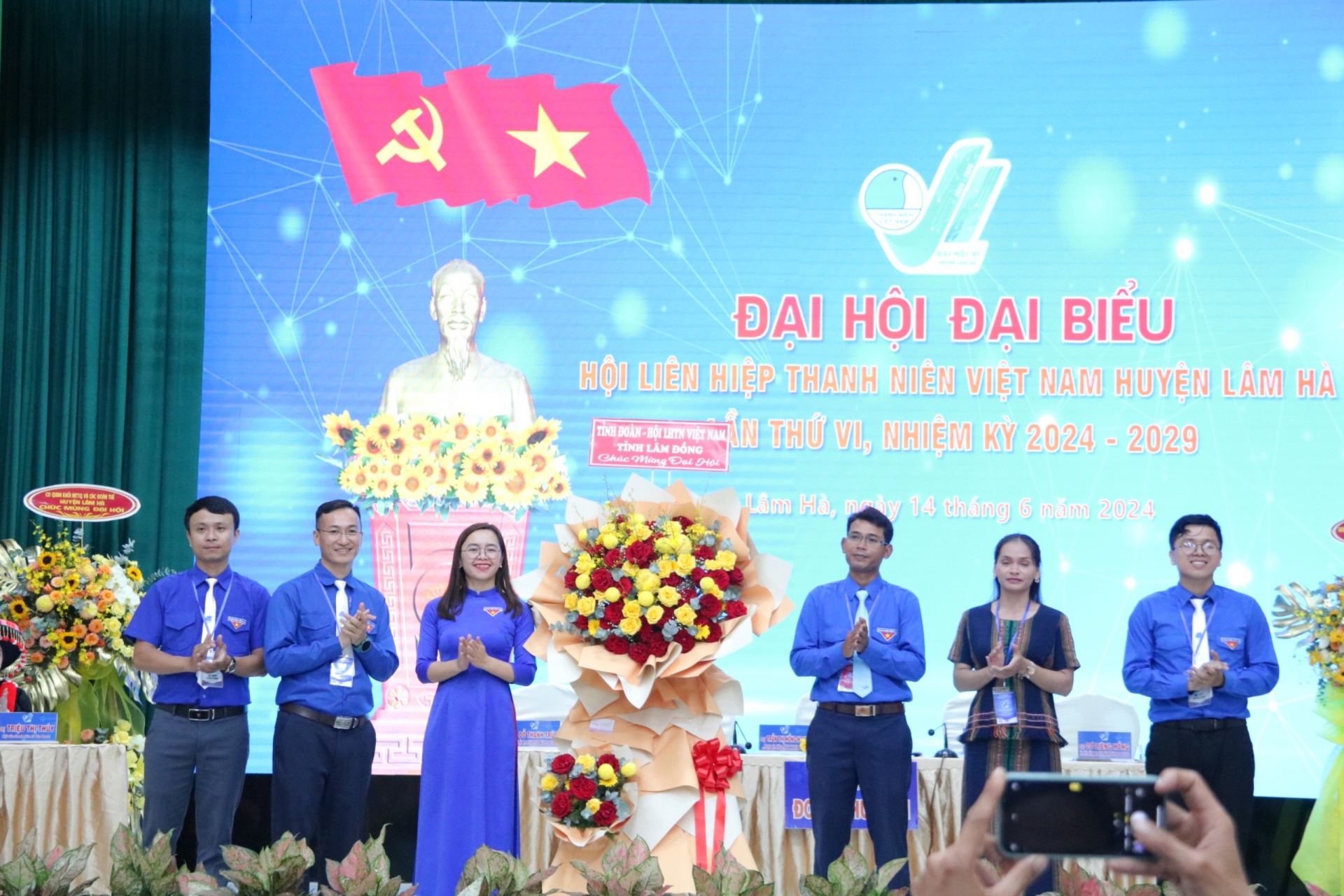 Hội Liên hiệp Thanh niên tỉnh Lâm Đồng tặng hoa chúc mừng