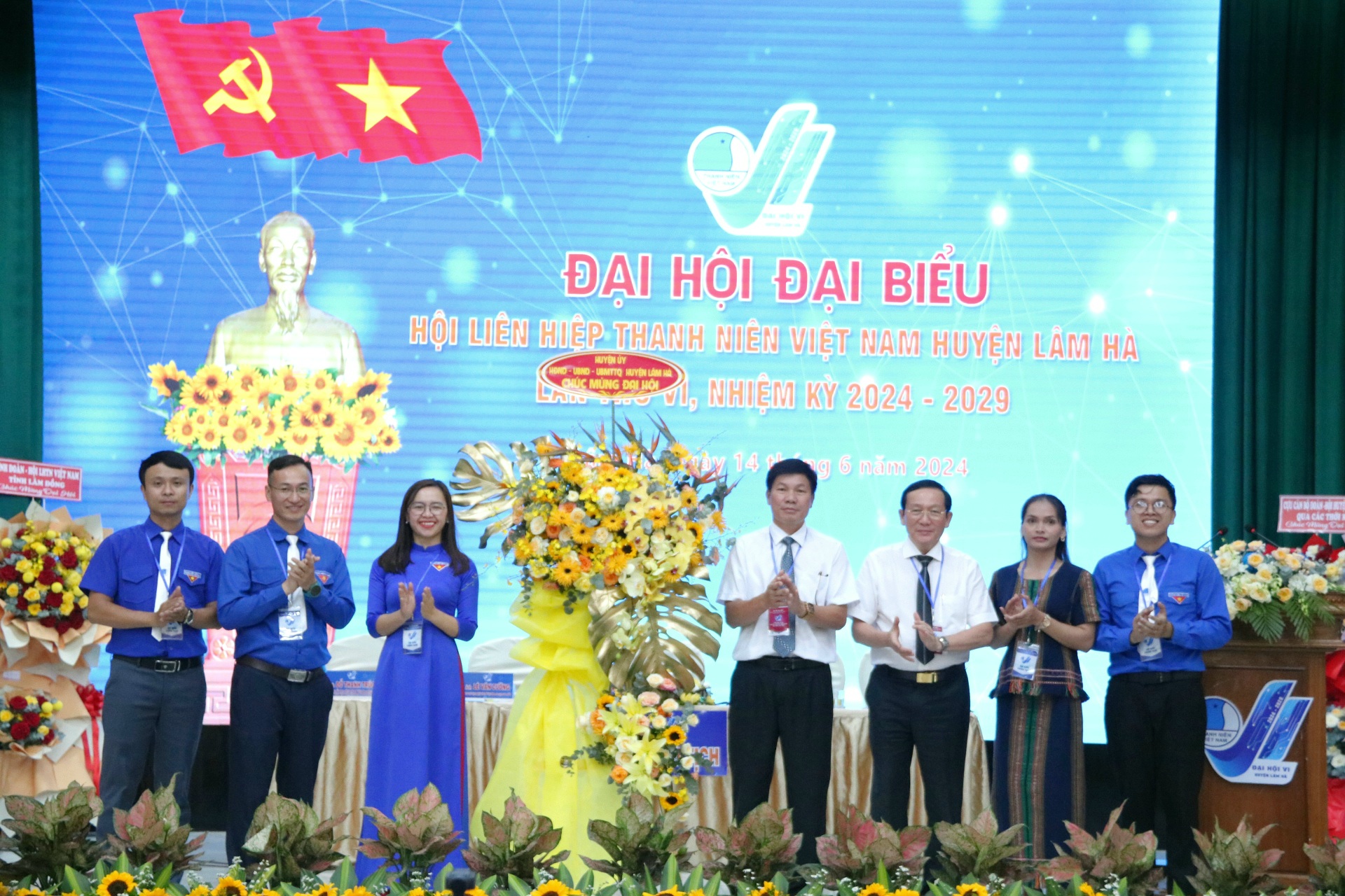Huyện ủy, HĐND, UBND, Ủy ban MTTQ Việt Nam huyện Lâm Hà tặng hoa chúc mừng Đại hội