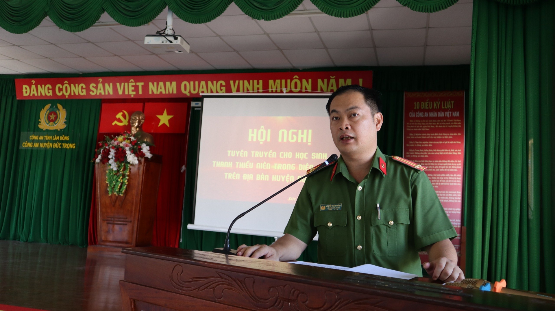 Trung tá Nguyễn Xuân Thành - Phó Trưởng Công an huyện Đức Trọng trong buổi tuyên truyền cho học sinh, thanh thiếu niên
