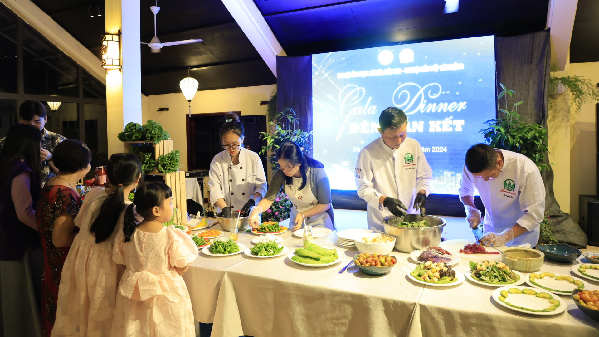 Các đầu bếp Lâm Đồng quảng diễn các món rau trộn
