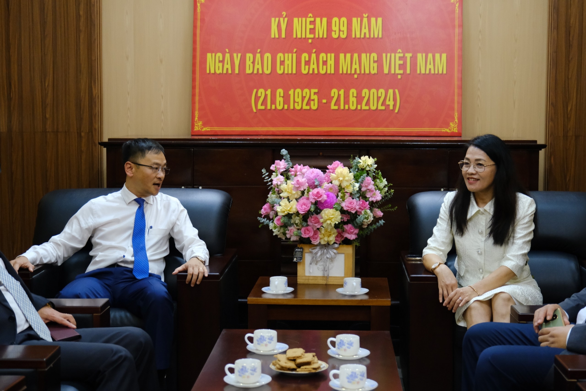 Đồng chí Đặng Quang Tú - Chủ tịch UBND TP Đà Lạt và Nhà báo Hồ Lan - Tổng biên tập Báo Lâm Đồng