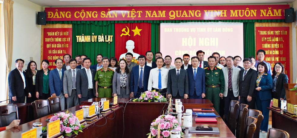 Các đồng chí lãnh đạo Tỉnh uỷ Lâm Đồng chụp hình lưu niệm cùng Đảng bộ Thành phố Đà Lạt