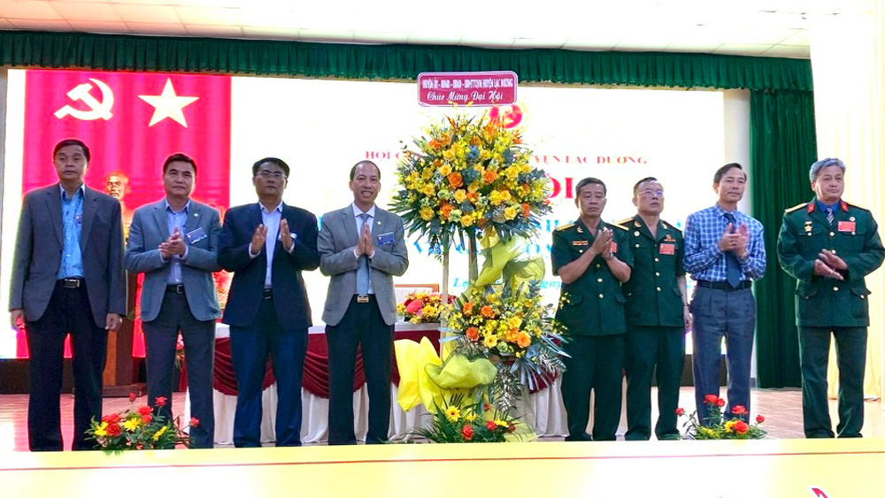 Lãnh đạo huyện Lạc Dương tặng hoa chúc mừng Đại hội