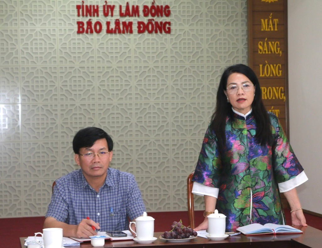 Nhà báo Hồ Thị Lan - Bí thư Chi bộ, Tổng Biên tập Báo Lâm Đồng tiếp thu ý kiến tại buổi làm việc