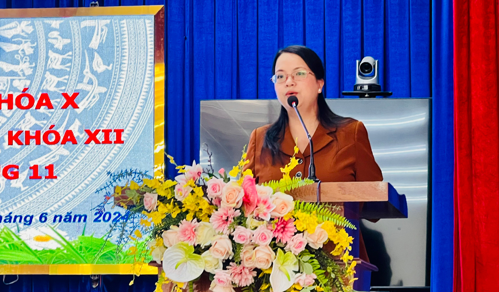 Thay mặt Tổ đại biểu HĐND tỉnh, bà Dương Thị Ngà - Trưởng Ban Pháp chế HĐND tỉnh tiếp thu và giải trình kiến nghị cử tri