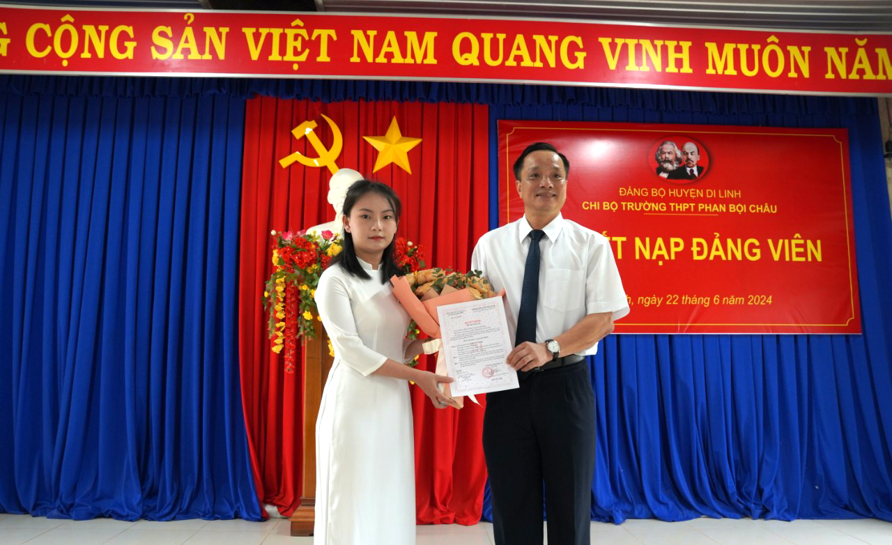 Chi bộ Trường THPT Phan Bội Châu tổ chức lễ kết nạp Đảng cho học sinh Đoàn Thị Gia Hân