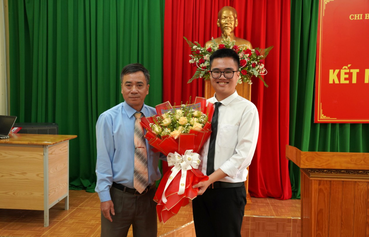 Chi bộ Trường THPT Nguyễn Huệ tổ chức lễ kết nạp Đảng cho học sinh Nguyễn Hoàng Trung Hiếu