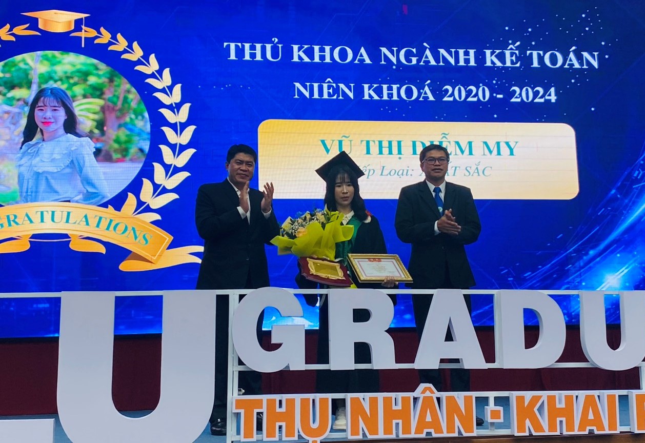 Trường Đại học Đà Lạt trao bằng tốt nghiệp cho hơn 1.000 sinh viên hệ chính quy