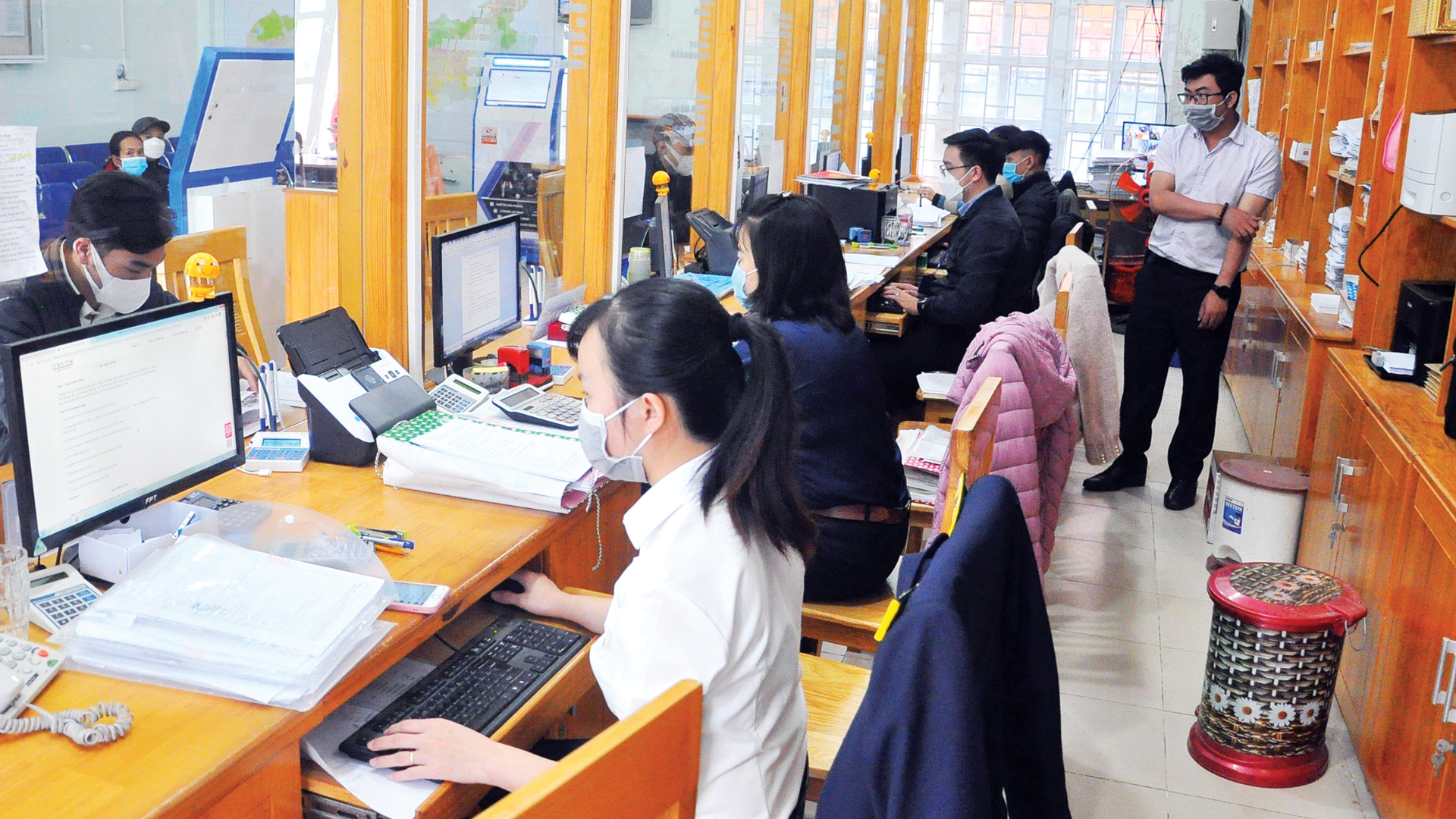 Đơn Dương tiếp tục dẫn đầu Chỉ số Cải cách hành chính 2023 khối 12 huyện, thành của Lâm Đồng. 
Trong ảnh: Người dân đang được hướng dẫn làm thủ tục hành chính tại Bộ phận Một cửa UBND huyện Đơn Dương