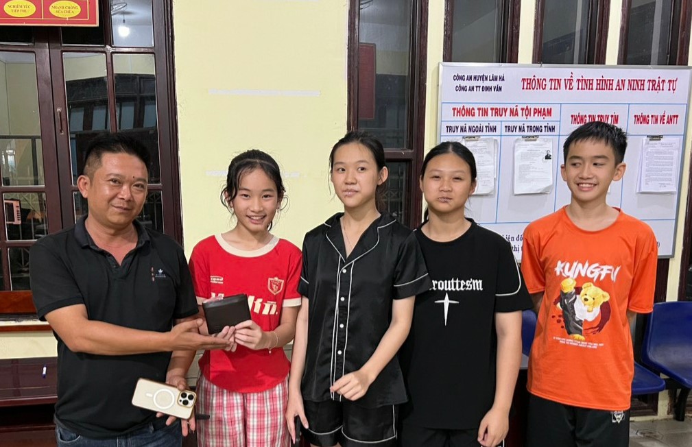 Tại trụ sở Công an thị trấn Đinh Văn, các em học sinh đã trao trả ví tiền cho anh L.A đánh mất