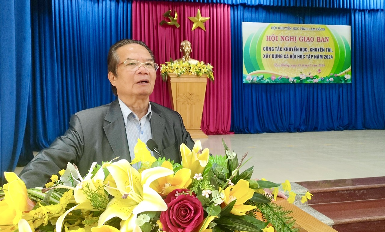 Nhà giáo Ưu tú Nguyễn Xuân Ngọc – Chủ tịch Hội Khuyến học tỉnh Lâm Đồng phát biểu kết luận hội nghị