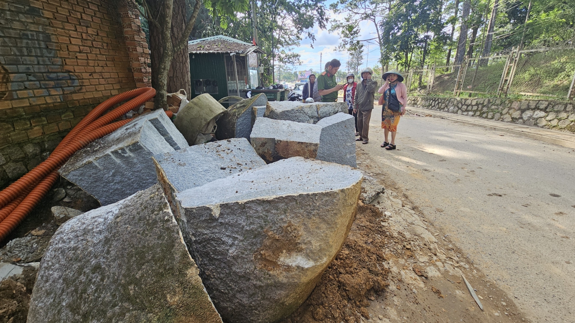 Đà Lạt: Tảng đá phong thủy bị “hô biến” thành đá vụn giữa ban ngày