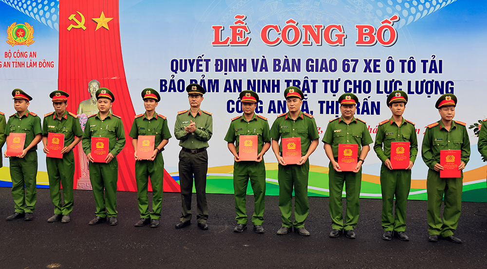 Công an Lâm Đồng bàn giao 67 ô tô tải cho công an các xã, thị trấn