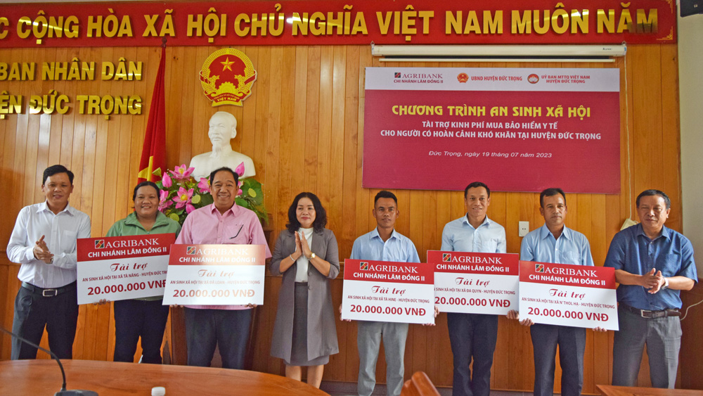 Agribank chi nhánh Lâm Đồng II tài trợ 100 triệu đồng tặng thẻ BHYT cho người dân có hoàn cảnh khó khăn