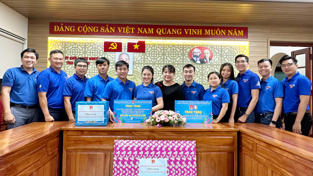 Đoàn Khối các cơ quan tỉnh Đồng Tháp trao quà cho học sinh Lâm Đồng