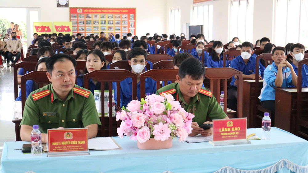 Tuyên truyền Luật Giao thông đường bộ cho học sinh, thanh niên