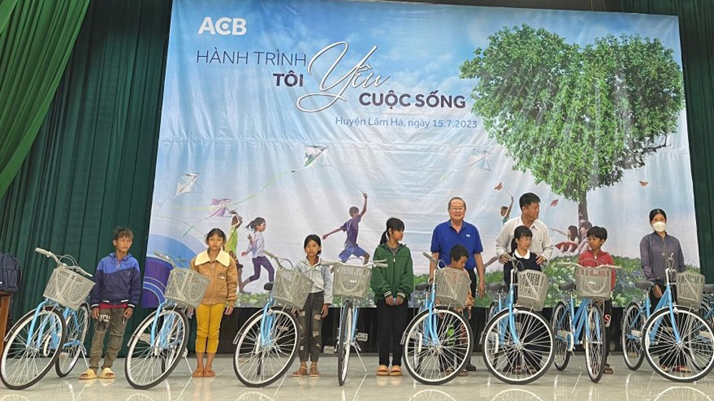 Trao tặng xe đạp và học bổng cho học sinh nghèo vượt khó tại Lâm Hà