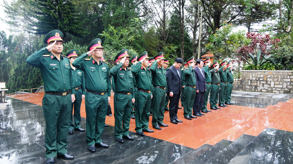 Thượng tướng Lê Huy Vịnh - Thứ trưởng Bộ Quốc phòng thăm các gia đình chính sách ở Đà Lạt