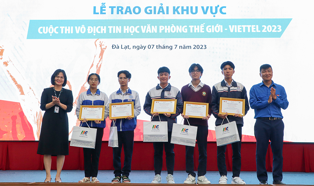 Trao giải Cuộc thi Vô địch Tin học văn phòng thế giới - Viettel 2023