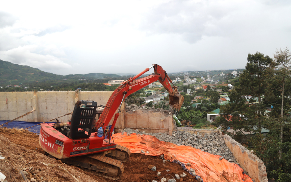 Bảo Lộc: Xây bờ taluy không phép, một cá nhân bị phạt 45 triệu đồng