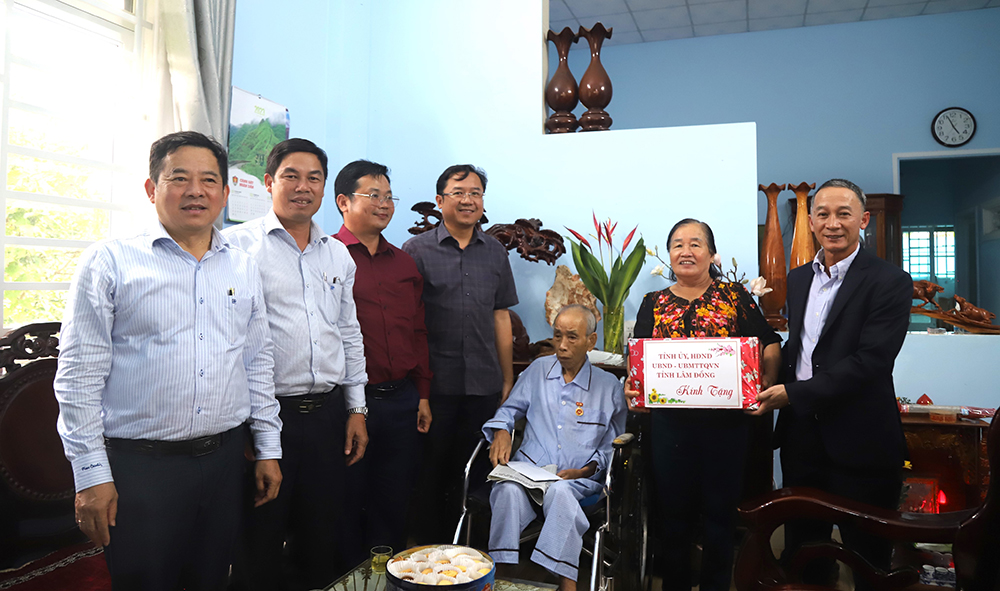 Chủ tịch UBND tỉnh Lâm Đồng Trần Văn Hiệp thăm, tặng quà các gia đình chính sách tại Bảo Lộc