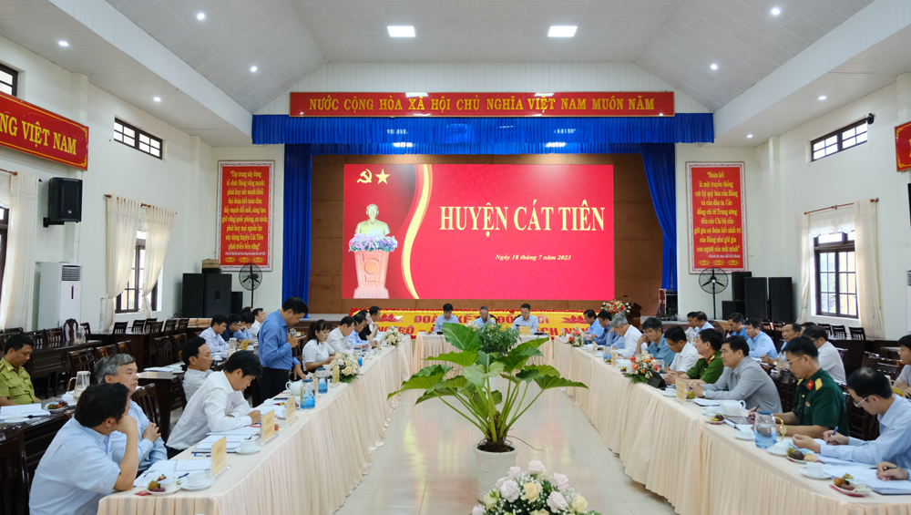 Chủ tịch UBND tỉnh Lâm Đồng Trần Văn Hiệp làm việc với huyện Cát Tiên