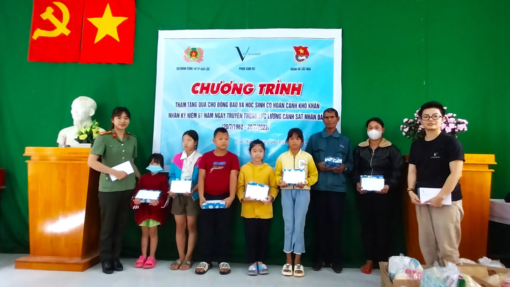 Bảo Lộc: Trao học bổng cho học sinh và tặng quà đồng bào dân tộc thiểu số khó khăn