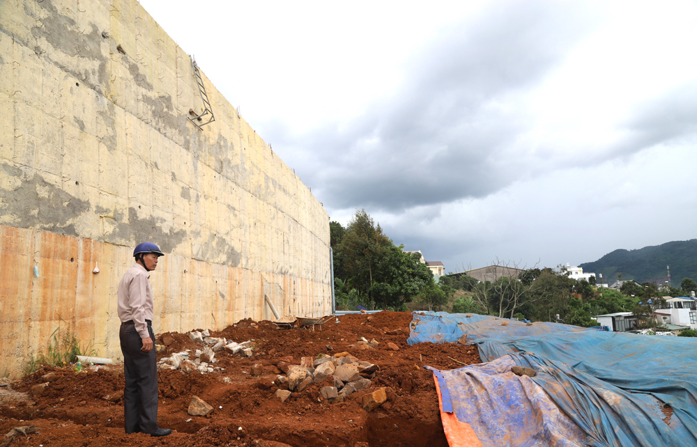 Bảo Lộc: Lên phương án tháo dỡ khẩn cấp bờ taluy cao 18 mét có nguy cơ đổ sập