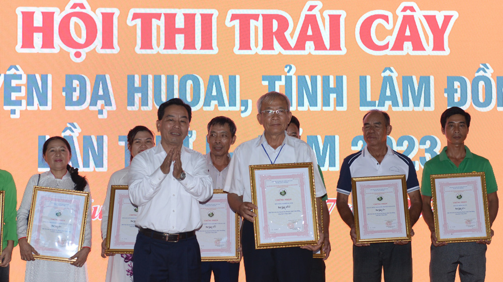 Đạ Huoai: Lần đầu tiên tổ chức hội thi trái cây