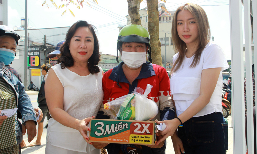 Bảo Lộc: Trao quà đến người dân có hoàn cảnh khó khăn