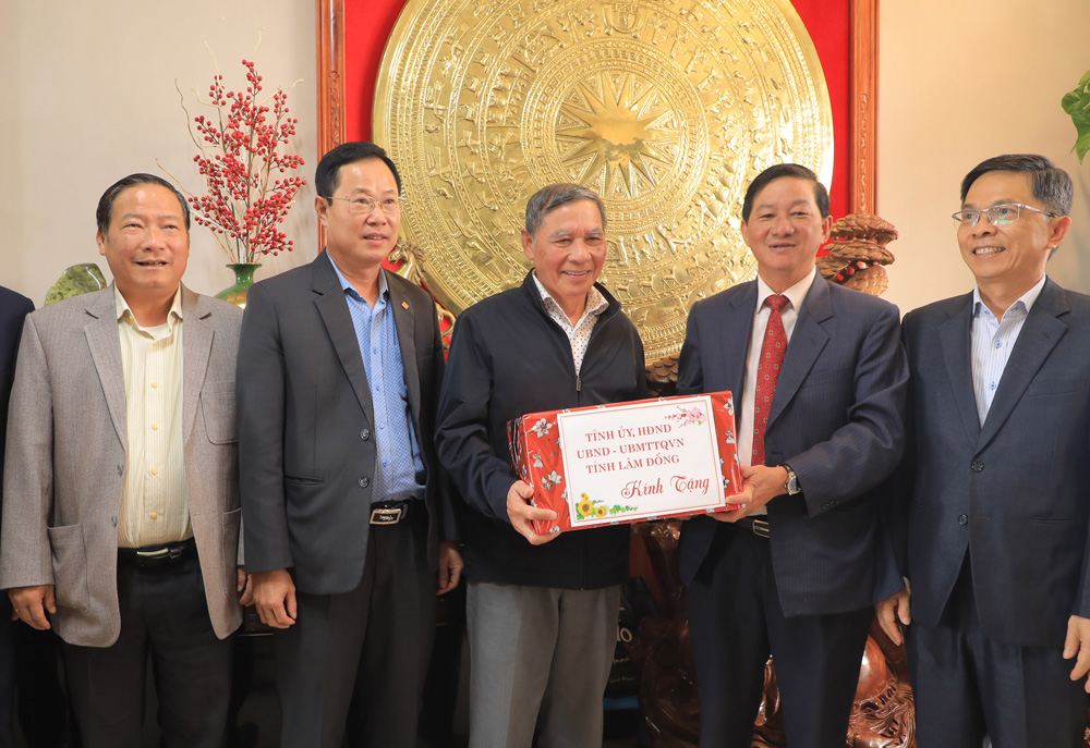 Bí thư Tỉnh ủy Lâm Đồng Trần Đức Quận thăm, tặng quà gia đình người có công tại Đà Lạt