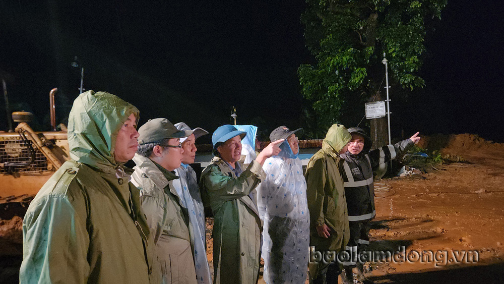 Các đồng chí lãnh đạo tỉnh Lâm Đồng chỉ đạo công tác tìm kiếm, cứu nạn tại hiện trường