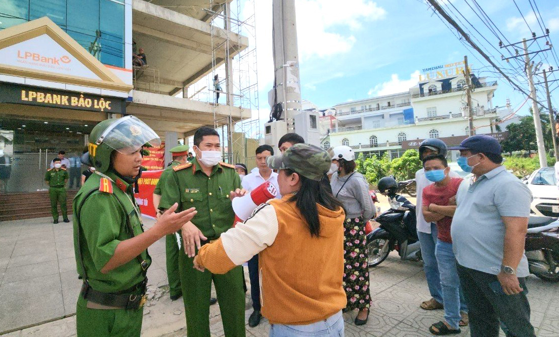 UBND tỉnh Lâm Đồng chỉ đạo kiểm tra, xử lý các sai phạm liên quan vụ nhiều khách hàng “sập bẫy” nhân viên ngân hàng