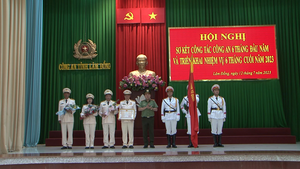 Phòng An ninh Nội địa Công an Lâm Đồng nhận Huân chương Bảo vệ Tổ quốc hạng nhì