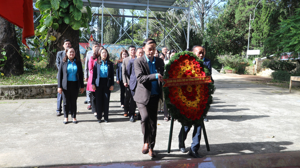LĐLĐ thành phố Đà Lạt  dâng hương Nghĩa trang liệt sỹ và tặng quà mẹ Việt Nam Anh hùng