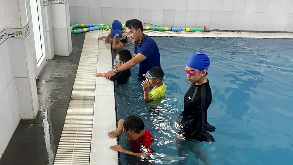 Đà Lạt: Dạy bơi miễn phí cho học sinh có hoàn cảnh khó khăn