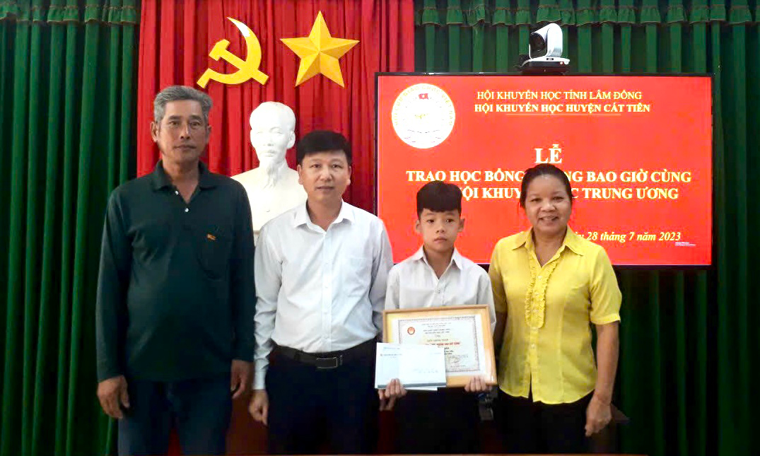 Cát Tiên: Trao học bổng “Học không bao giờ cùng” cho học sinh có hoàn cảnh khó khăn