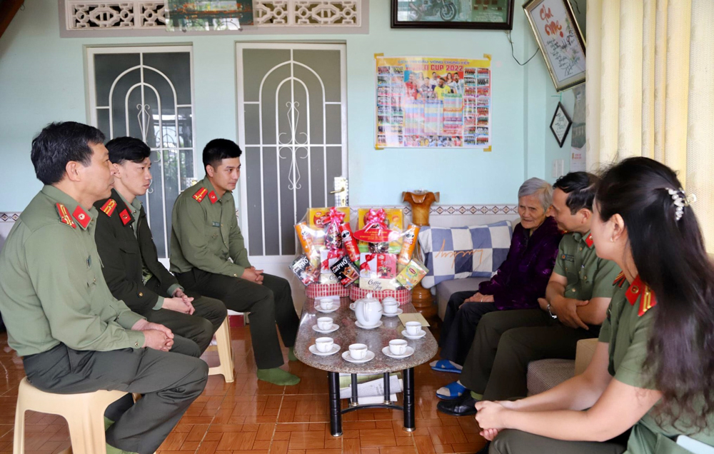 Công an tỉnh Lâm Đồng thăm, tặng quà Mẹ Việt Nam Anh hùng và gia đình thân nhân liệt sỹ