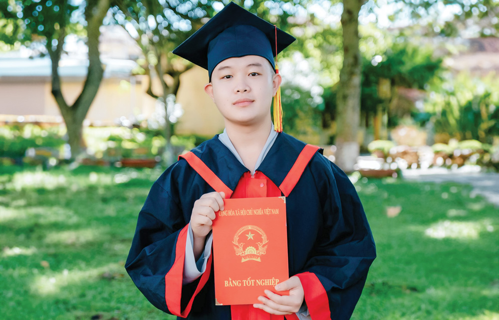 Thủ khoa tốt nghiệp THPT năm 2023 tỉnh Lâm Đồng: ''Không thức quá khuya, tự học là chính''