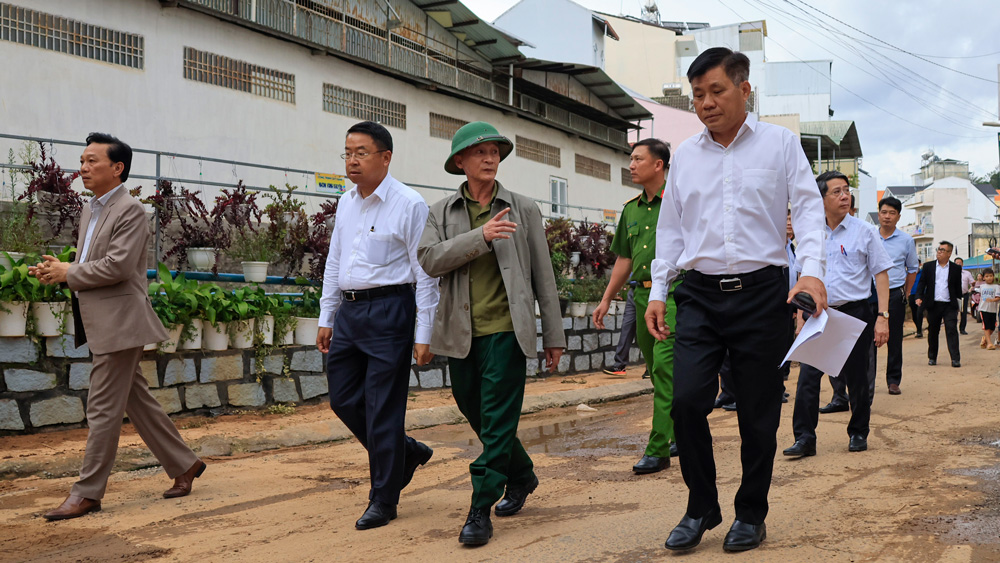 Chủ tịch UBND tỉnh kiểm tra hệ thống thoát nước, bờ kè dọc các con suối, thác nước ở Đà Lạt
