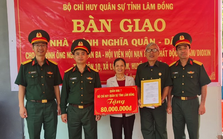 Bàn giao nhà Tình nghĩa quân - dân tại huyện Bảo Lâm